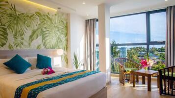 Quarto casal conforto, vista para a cidade | Cofres nos quartos, escrivaninha, espaço de trabalho para notebook