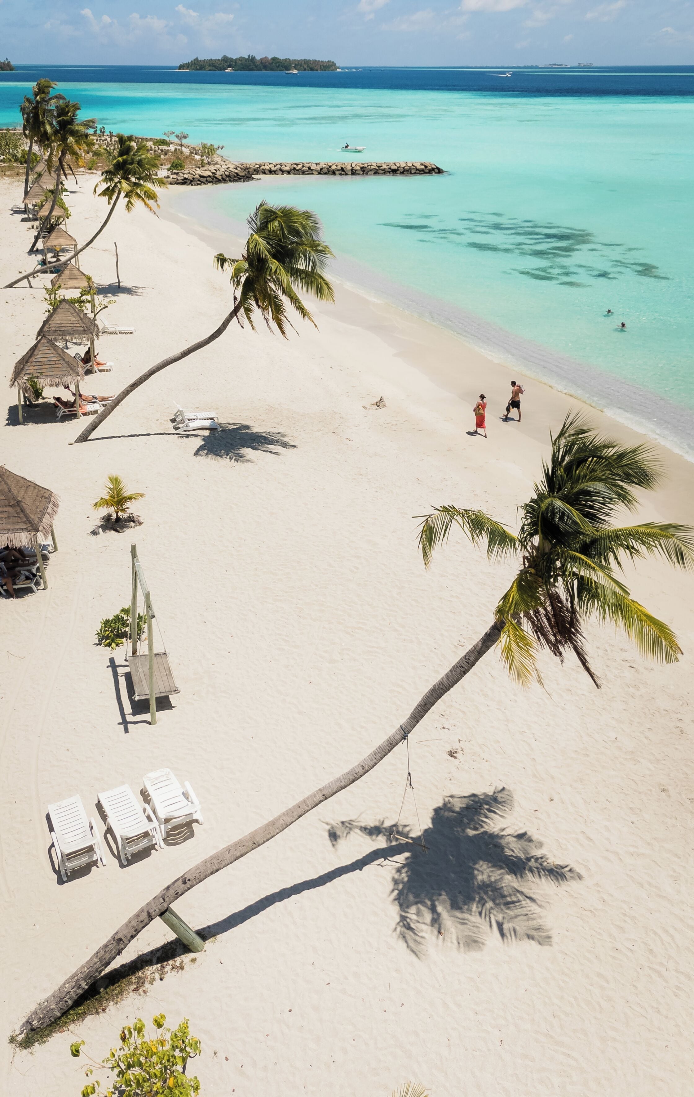Beach nearby, white sand, sun loungers, beach towels