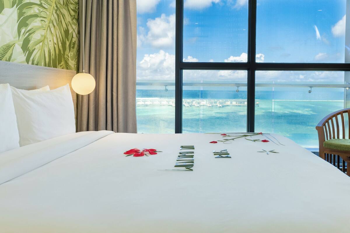 Deluxe tweepersoonskamer, balkon, uitzicht op zee | Een kluis op de kamer, een bureau, een laptopwerkplek