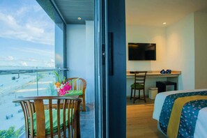 Habitación Deluxe doble, balcón, vistas al mar | Caja fuerte, escritorio, espacio para trabajar con un portátil