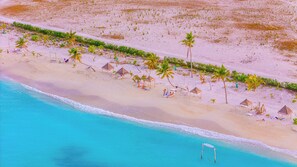 Beach nearby, white sand, sun loungers, beach towels - Beach Hotel Guraidhoo (Guraidhoo)