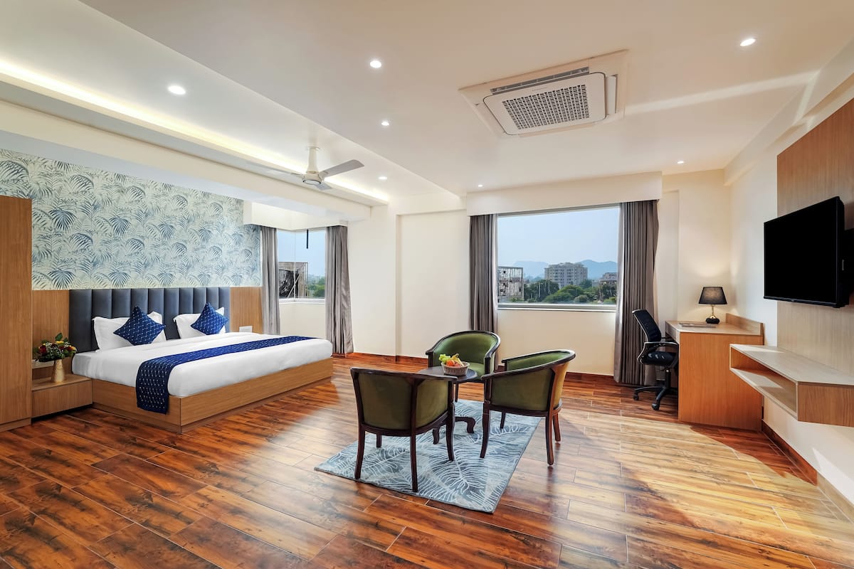 Quarto | Cofres nos quartos, escrivaninha, cortinas blackout