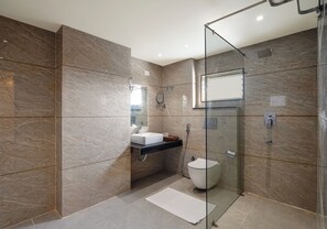 Room | Bathroom | Shower, free toiletries, hair dryer, slippers - Sinclairs Udaipur (Udaipur)