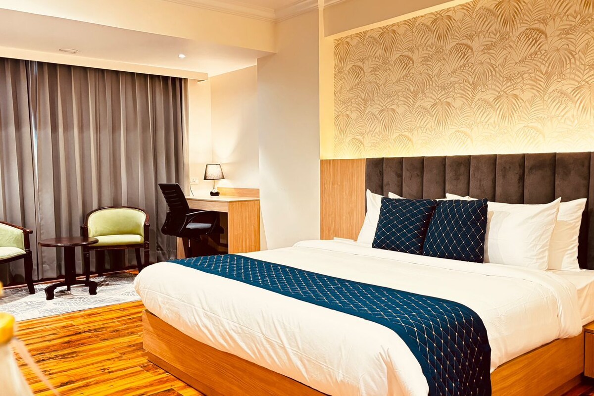 Premier Double or Twin Room | In-room safe, desk, blackout drapes, iron/ironing board (on request)