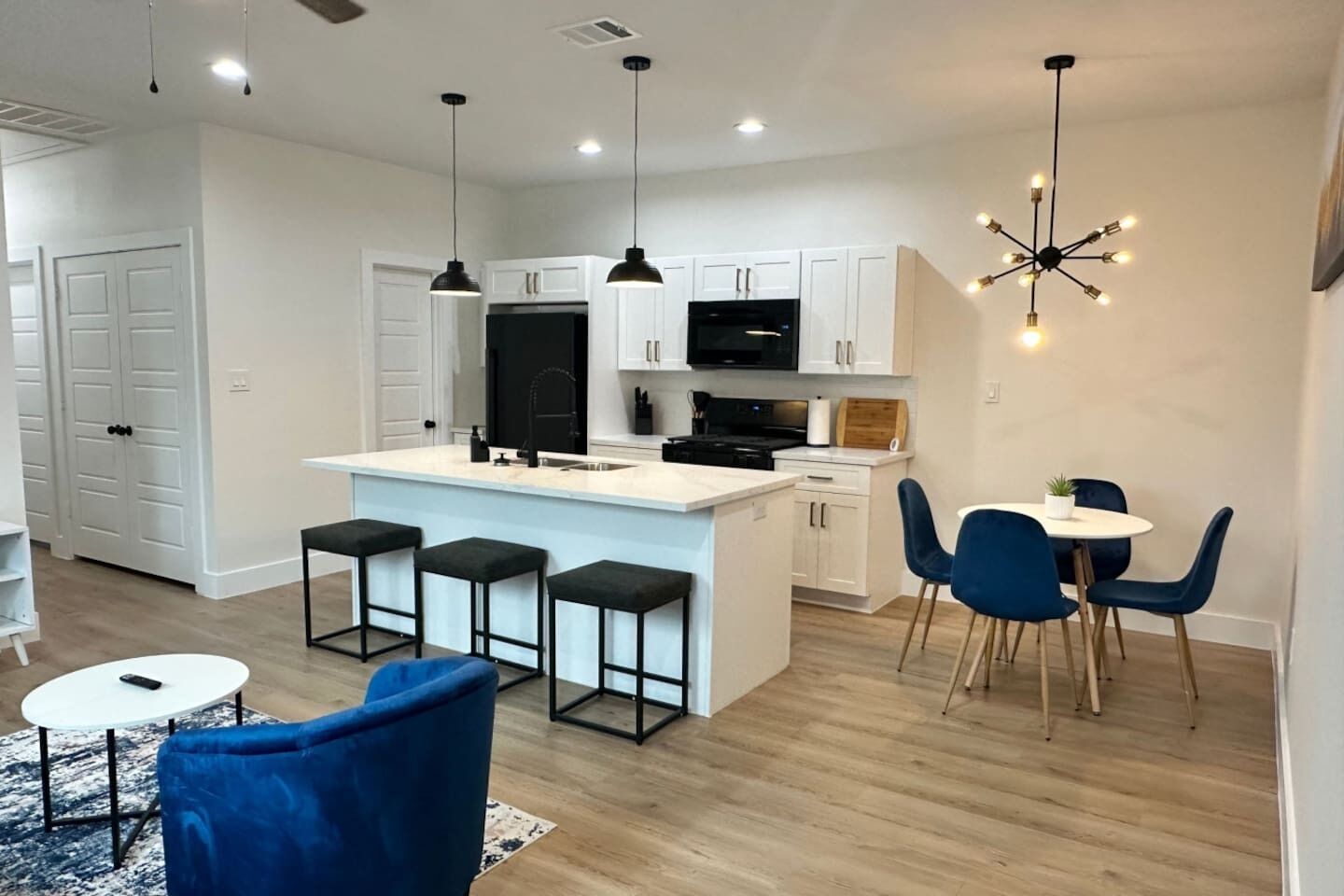 雪櫃、微波爐、焗爐、爐具