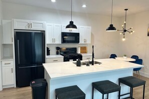 Geladeira, micro-ondas, fogão, cooktop