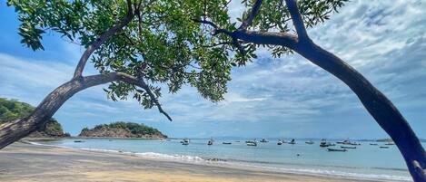 Perto da praia, espreguiçadeiras, toalhas de praia