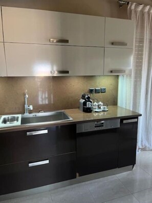 Kühlschrank, Mikrowelle, Ofen, Geschirrspüler