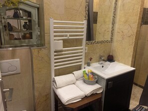 Douche, sèche-cheveux, serviettes fournies, savon