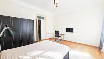 2 bedrooms, desk, bed sheets