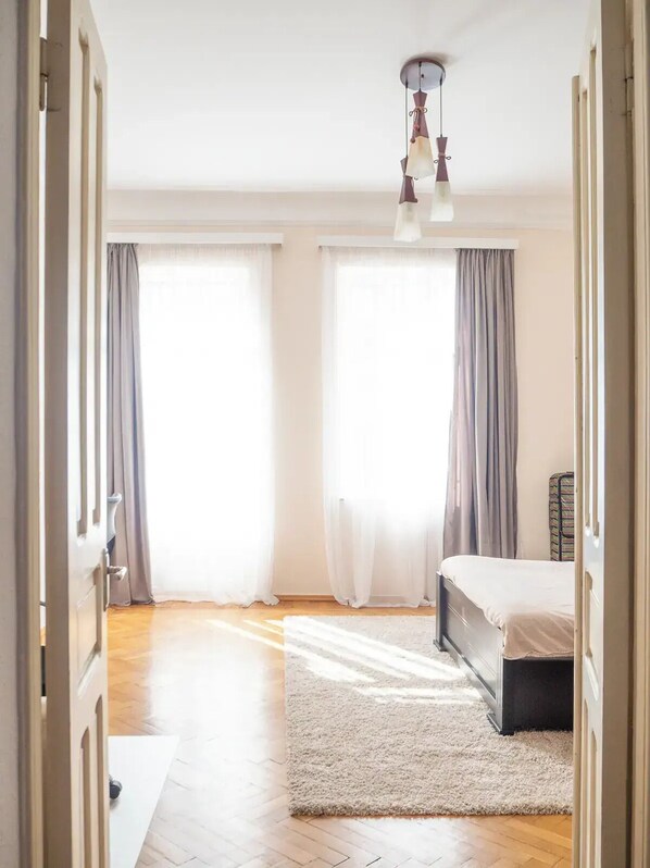 2 bedrooms, desk, bed sheets