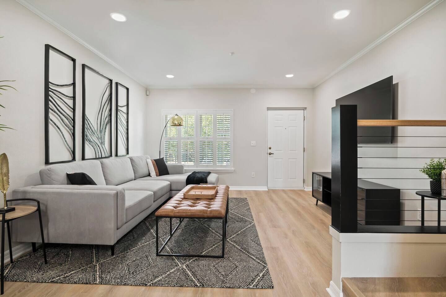 This house is a 3 bedroom(s), 3.5 bathrooms, located in Jacksonville, FL.