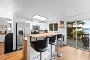 Geladeira, micro-ondas, fogão, cooktop