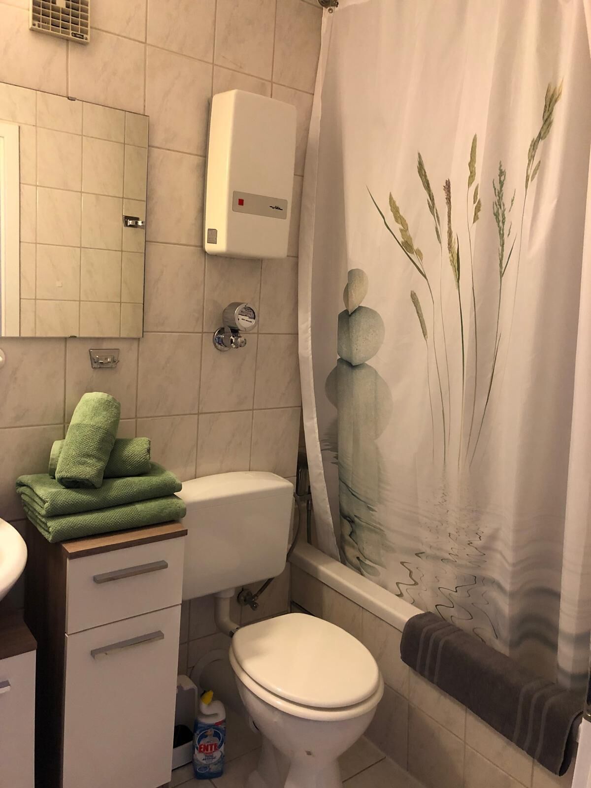 Haartrockner, Handtücher, Toilettenpapier
