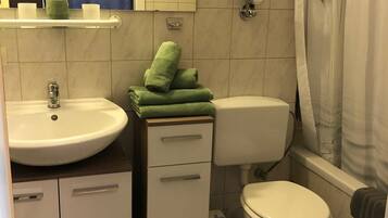 Een haardroger, handdoeken, toiletpapier