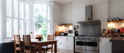 6 Beds Mixed Dormitory | Trang thiết bị bếp chung | Tủ lạnh, lò vi sóng, lò nướng, bếp nấu