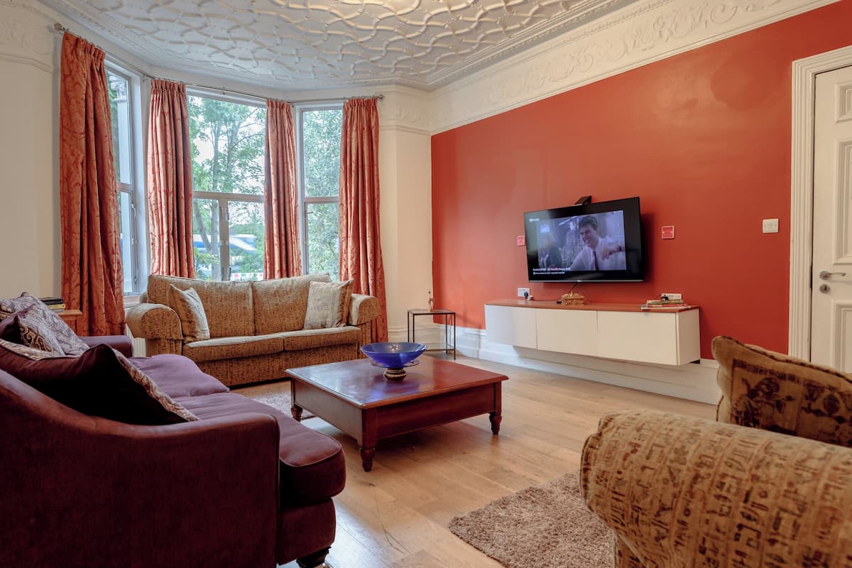 6 Beds Mixed Dormitory | Living area