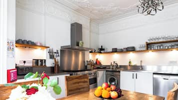 6 Beds Mixed Dormitory | Shared kitchen facilities | Fridge, microwave, oven, stovetop