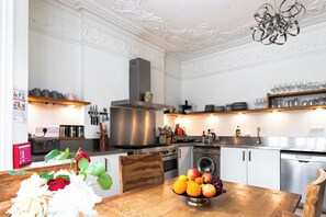 6 Beds Mixed Dormitory | Shared kitchen facilities | Fridge, microwave, oven, stovetop - EBS London Stay (London)