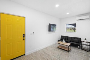 Smart TV - Charming 1BR Stay • Wi-Fi Included (Oviedo)