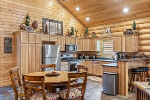 Fridge, microwave, oven, stovetop - Two Bears Cabin (Cabin 162) (Eagar)