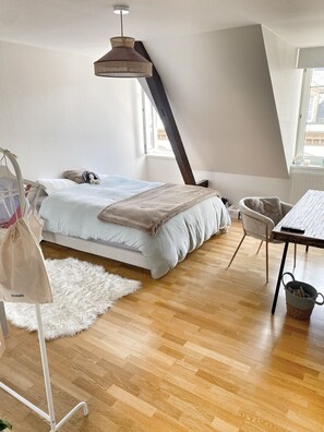 3 habitaciones, tabla de planchar con plancha, wifi y ropa de cama 