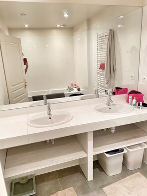 Dusch, hårtork, handdukar och tvål