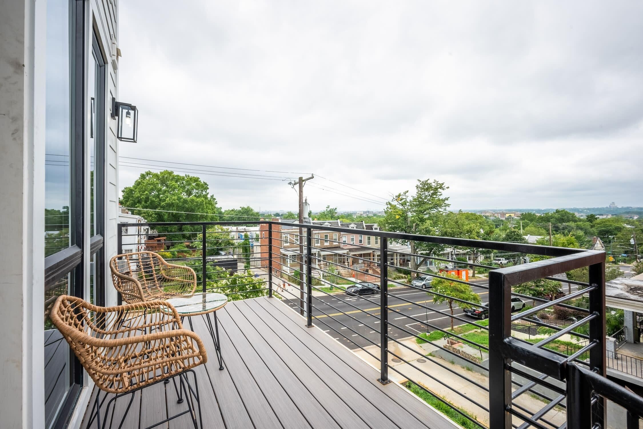 Modern 3BR Condo, Rooftop & Downtown Views
