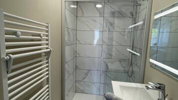 Douche, sèche-cheveux, serviettes fournies, papier toilette