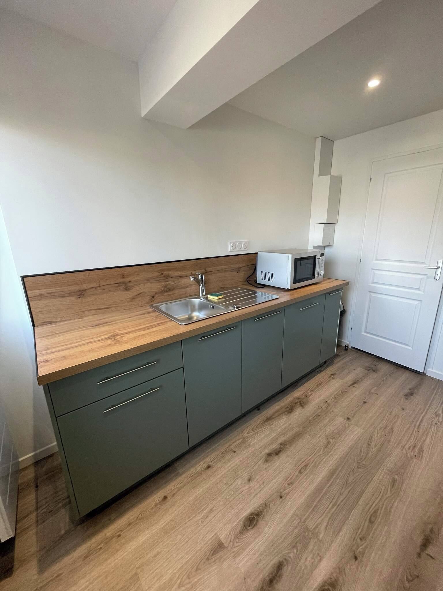 Een microgolfoven, een oven, een kookplaat, een vaatwasser