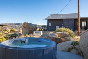 Bañera de hidromasaje al aire libre