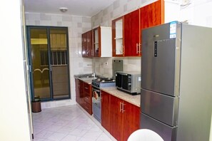 Apartment | Private kitchen | Fridge, microwave, oven, stovetop - Mvita Heights Retreat (Dar es Salaam)