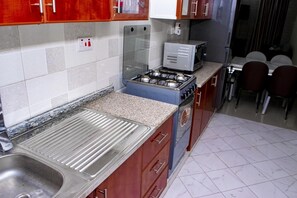 Apartment | Private kitchen | Fridge, microwave, oven, stovetop - Mvita Heights Retreat (Dar es Salaam)