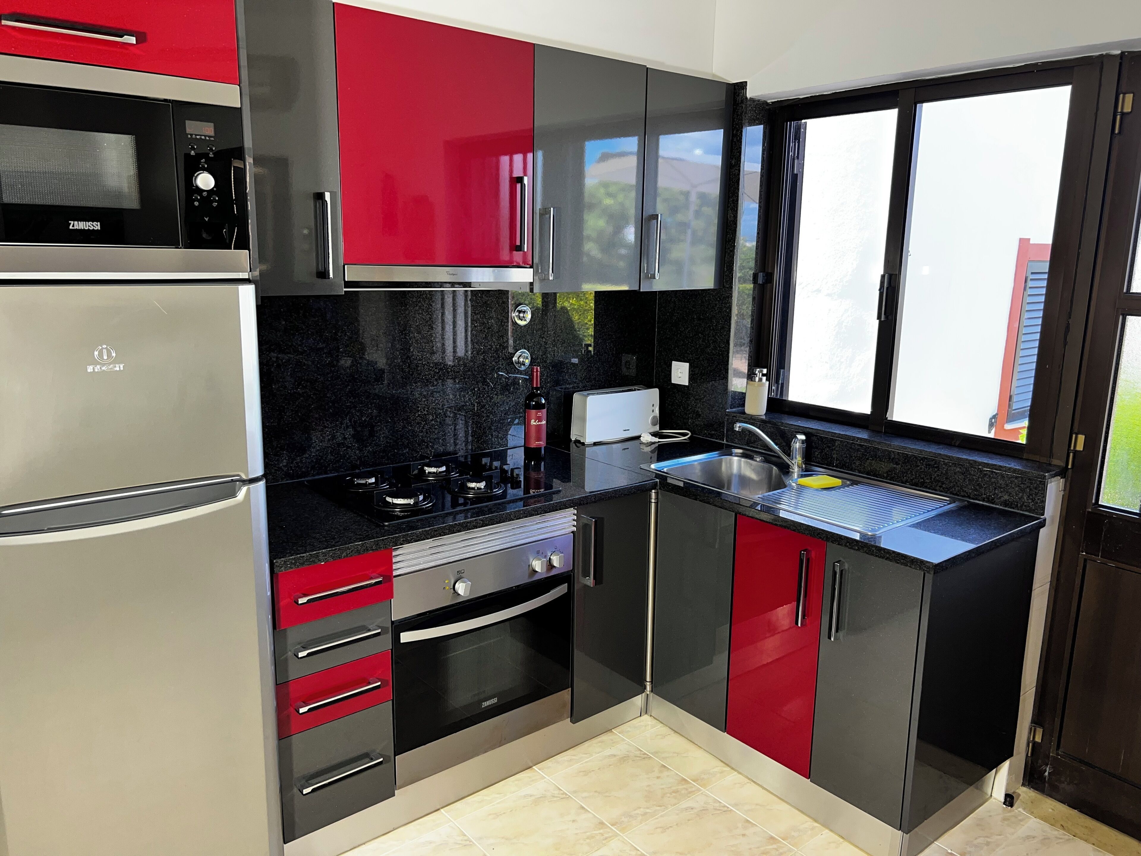 Een koelkast, een microgolfoven, een oven, een kookplaat