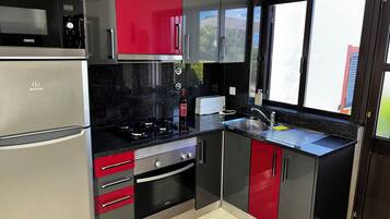 Een koelkast, een microgolfoven, een oven, een kookplaat