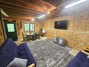 TV, books, offices - Gorgeous Indian Lake Cabin (Indian lake)
