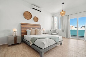 3 bedrooms, iron/ironing board, travel cot, WiFi - Urban Hideaway | Sleek and Contemporary Unit (San Juan)