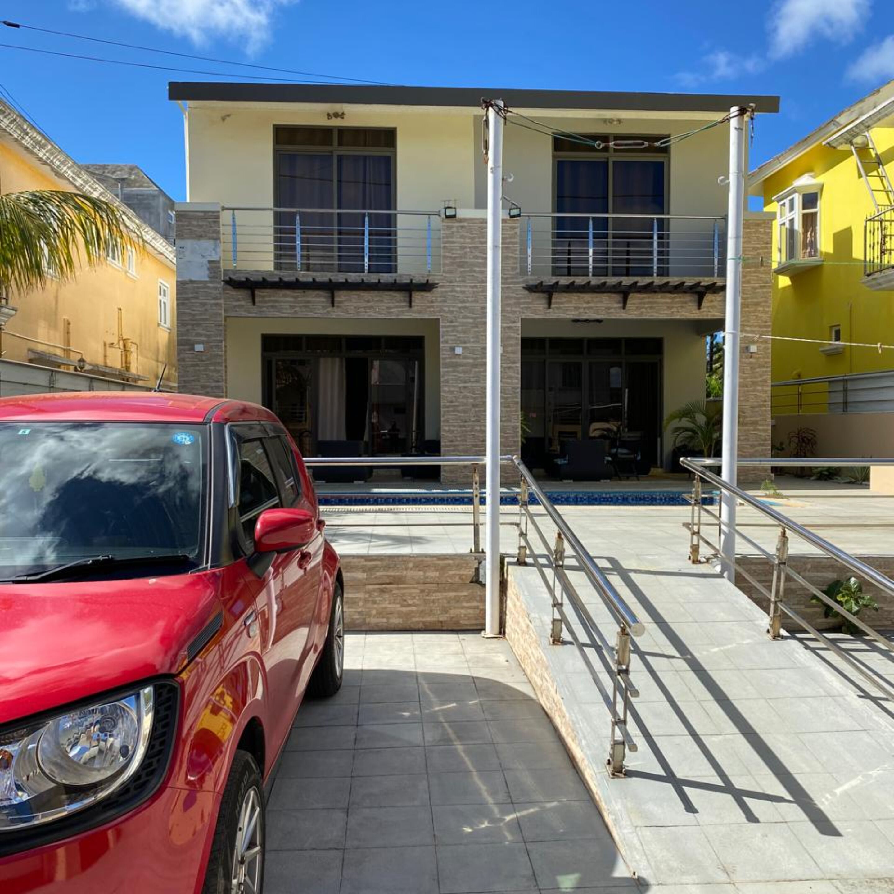 Vista frontal de la propiedad