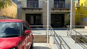 Vista frontal de la propiedad