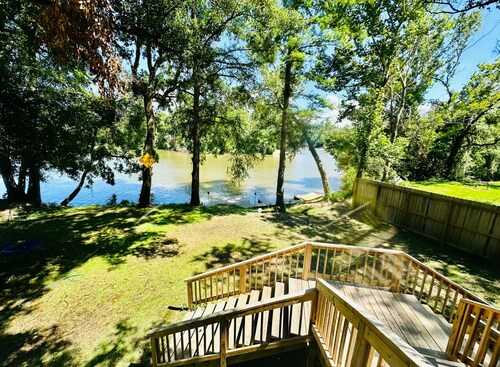 Secluded Riverside Oasis: Stunning Views, Private Dock, Beach Access & Adventure