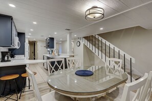 冷蔵庫、電子レンジ、食器洗い機、コーヒー / ティーメーカー