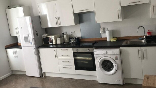 Fridge, microwave, oven, stovetop - Seaside Bliss Apartment in Portsmouth (Portsmouth)