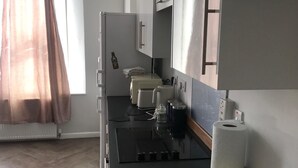 Fridge, microwave, oven, stovetop - Seaside Bliss Apartment in Portsmouth (Portsmouth)