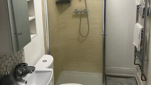 Shower, towels - Seaside Bliss Apartment in Portsmouth (Portsmouth)