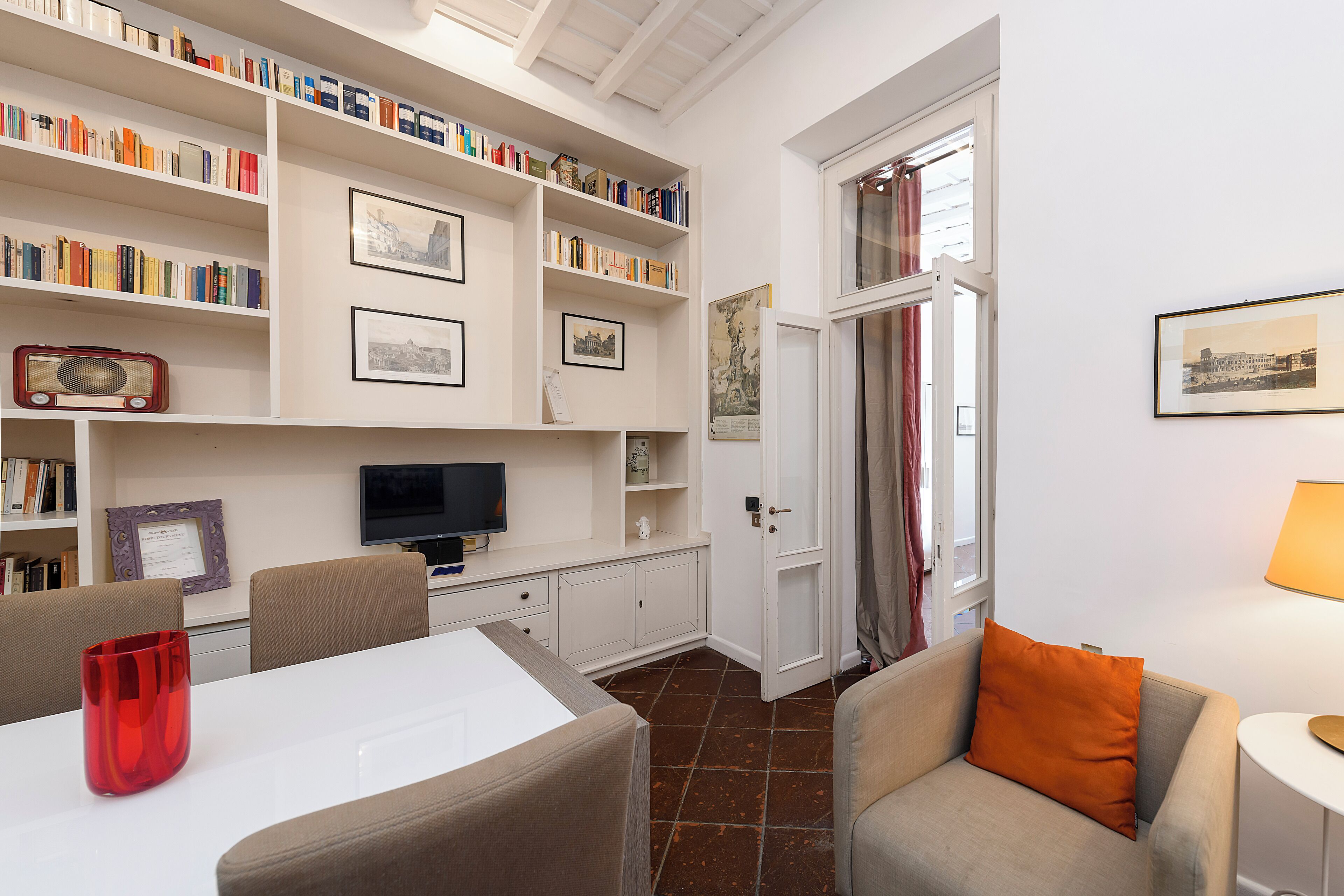 华丽公寓 | 客厅 | 40-英寸LED 电视（配备数码频道）