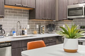 Geladeira, micro-ondas, fogão, cooktop