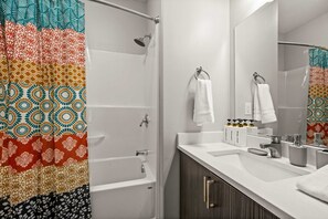 Douche, sèche-cheveux, serviettes fournies, shampoing