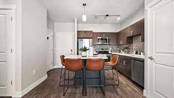 Geladeira, micro-ondas, fogão, cooktop