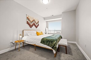 2 soverom, skrivebord, strykejern/-brett og reiseseng for barn