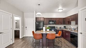 Coffee/tea maker, fridge, microwave, oven